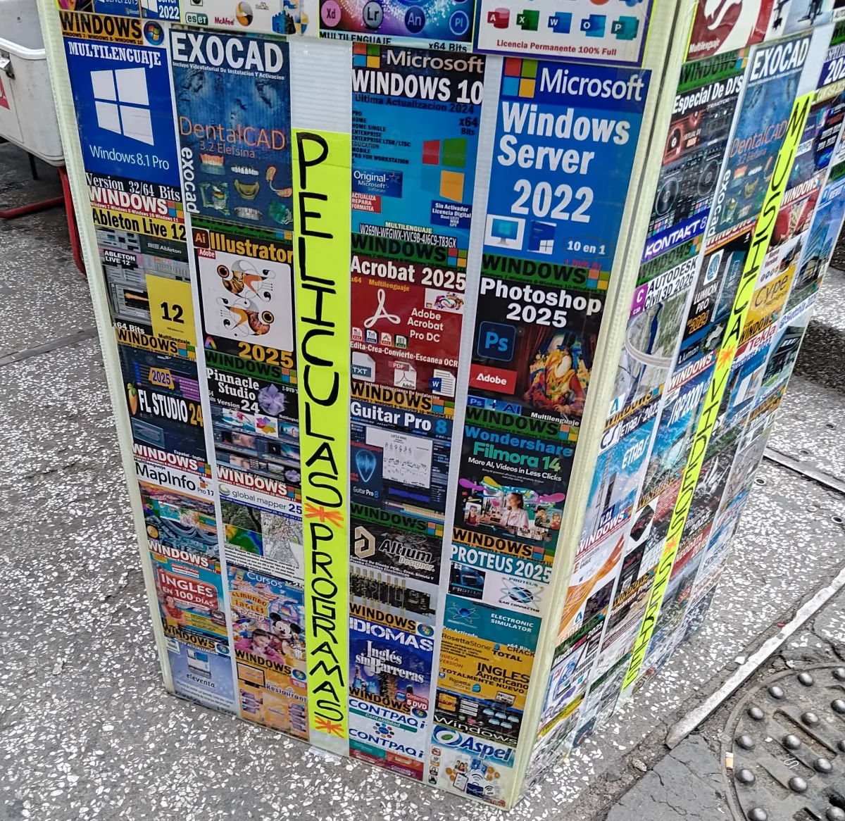 Пиратские копии программ на уличном прилавке